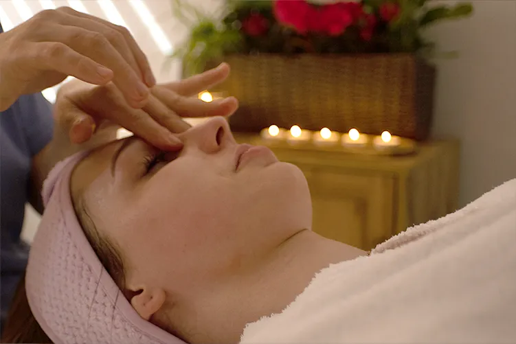 masaj facial la Neroli Spa Corbeanca de terapeute balineze